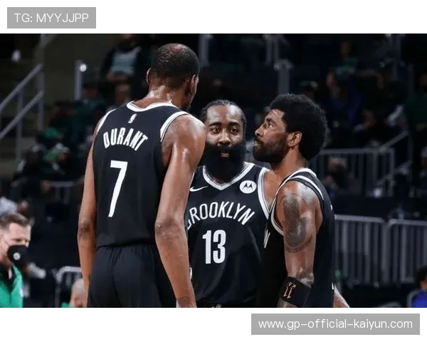 利拉德突破分球为队友创造良机