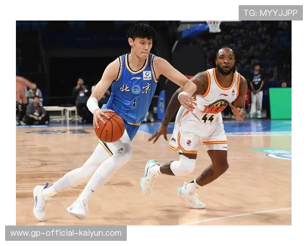 北京曾凡博突破得手，半场领先优势扩大