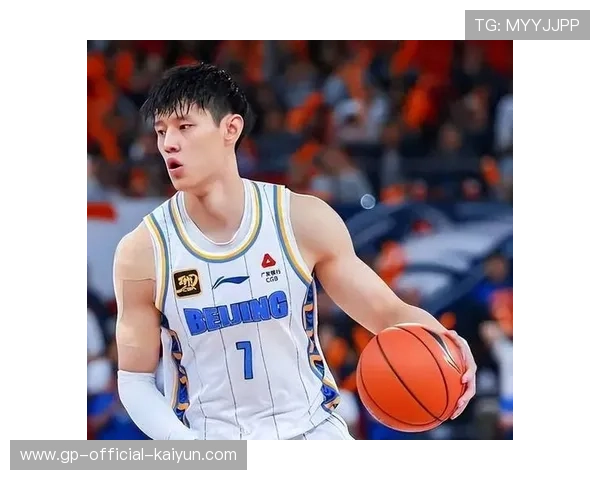 球星出席商业活动，身穿球队训练服展现归属感